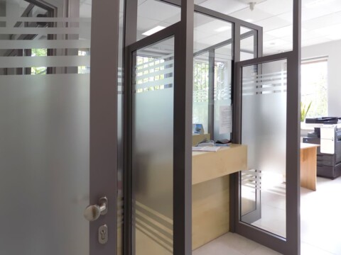 folia szroniona mrożona szyby w pomieszczeniu budynku