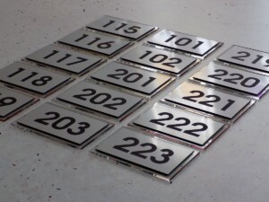 grawerowane tabliczki plexi numery oznakowania
