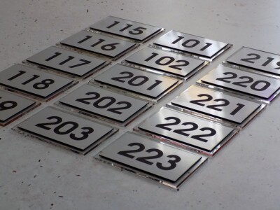 grawerowane tabliczki plexi numery oznakowania