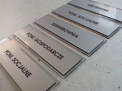 grawerowane tabliczki plexi srebrny laminat