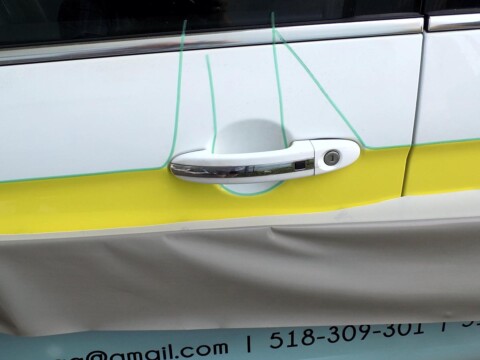 jak profesjonalnie oklejać samochód folią z nadrukiem reklamowym