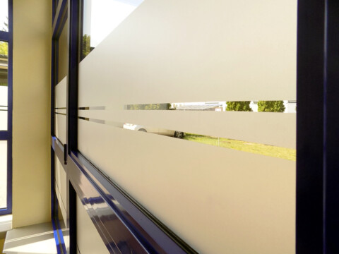 oklejanie szyby, przyciemnianie szyb | jak wygląda folia mrożona na szybach