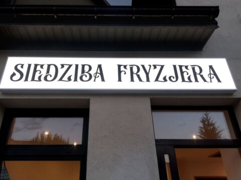 jak wygląda kaseton reklamowy świecący wieczorem