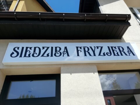 jak wygląda kaseton reklamowy w dzień | Reklama zewnętrzna lokalu usługowego