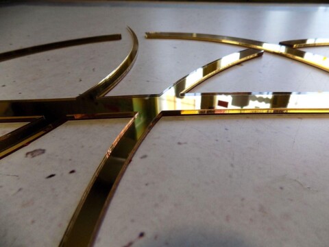 Lustrzane złote logo - reklama na ścianę | jak wygląda logo ze złotego lustra