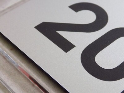 jak wyglądają tabliczki pleksi krawędzie grawer