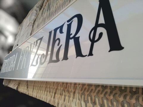 kaseton reklamowy grafika na pleksiglasie profil aluminiowy