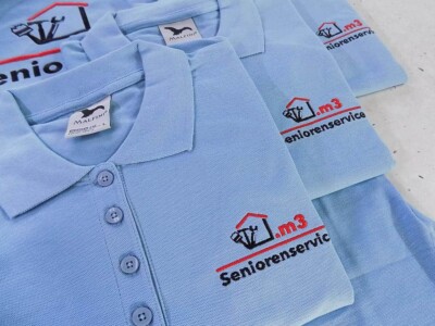 Koszulka polar, haft, logo firmowe na odziezy. Reklama dla polskiej firmy w Niemczech