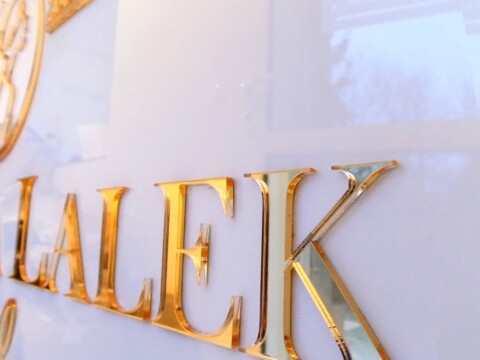 litery złote lustrzane logo napis przestrzenny