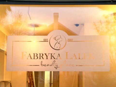 logo na szybę eleganckie reklamy salonu