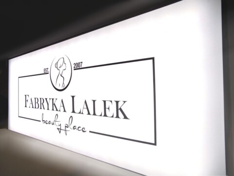 logo podświetlane pleksi kaseton LED