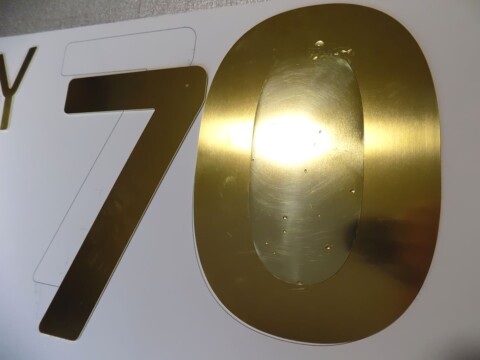 Alternatywne materiały do wykonania napisów | napisy metalowe litery cięte z blachy mosiężnej oznakowanie