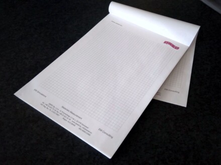 notes klejony bloczek papier z nadrukiem firmowym | materiały promocyjne dla przedsiębiorstwa