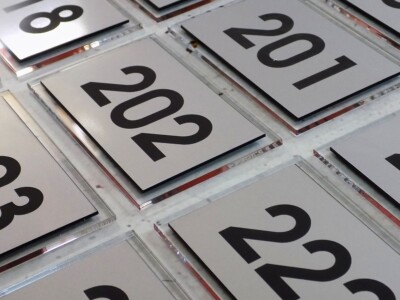 numery na drzwi pleksi grawerowany laminat srebrny