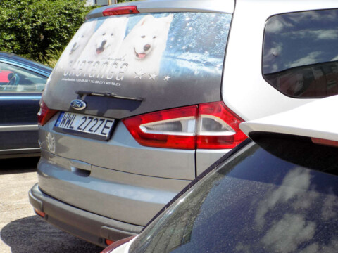 reklama na samochód oklejanie naklejka dziurkowana