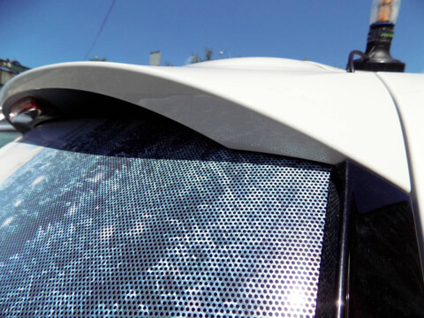 jak wygląda reklama na samochód naklejka reklamowa na szybę auta