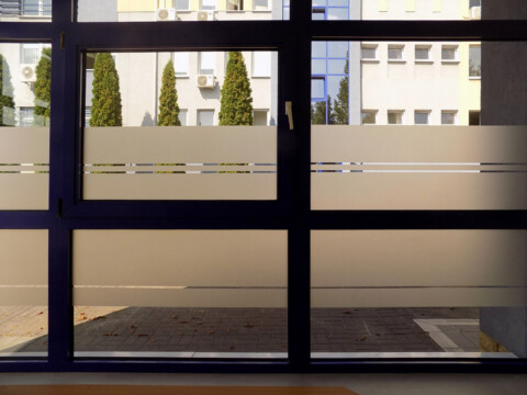 oklejanie okna szyby folią mrożoną szronioną