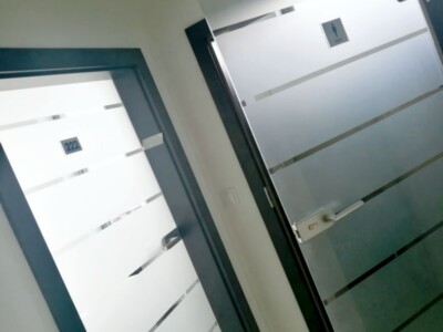 oklejanie oznakowanie drzwi biura folia tabliczki