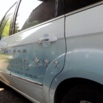 reklama na samochód oklejanie samochodu. Druk grafiki reklamowa drukowej