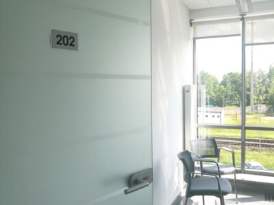 oklejanie szyby oznakowanie drzwi biurowych