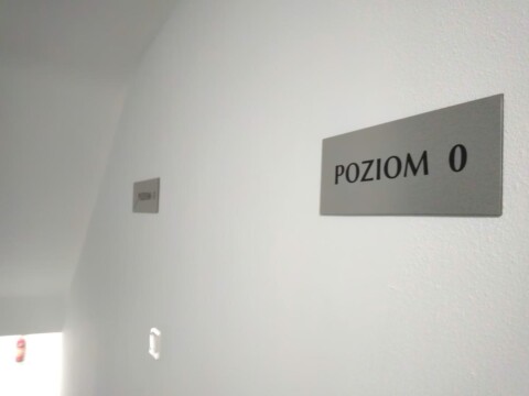 oznakowanie kierunkowe budynku tabliczki ścienne