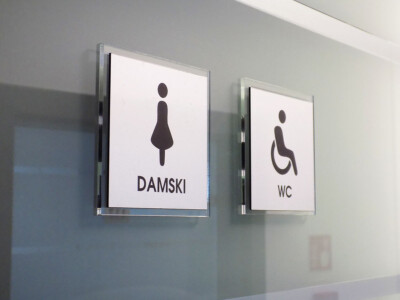 piktogramy z plexi grawerowanej na drzwi szklane