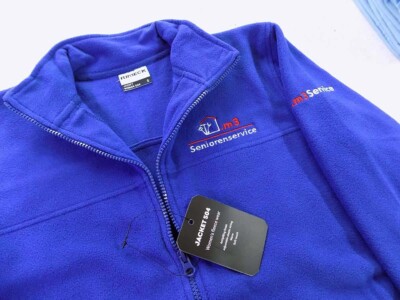 Polar haftowane logo firmy, odziez pracowników. Reklama dla polskiej firmy w Niemczech