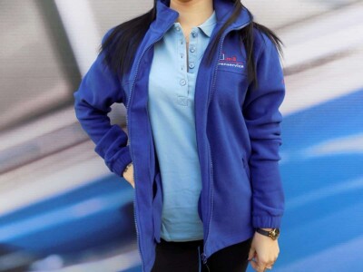 Polar z haftem reklamowym logo dla firmy. Reklama dla polskiej firmy w Niemczech