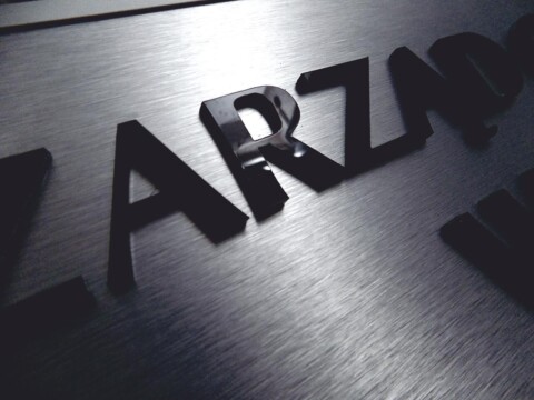 produkcja tablicy modułowej informacyjnej litery pleksi | Oznakowanie wewnątrz budynku - tablice informacyjne