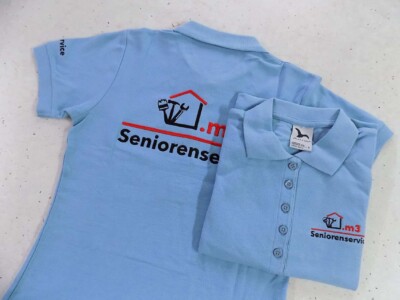 Reklama logo na koszulkach polo haftowane napisy. Reklama dla polskiej firmy w Niemczech