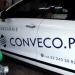 Wyklejenie prostej reklamy na samochodach firmowych. Reklama na służbowy samochód firmowy