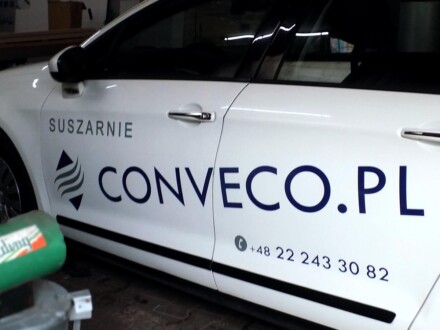 Wyklejenie prostej reklamy na samochodach firmowych. Reklama na służbowy samochód firmowy