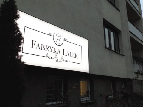 reklama świetlna na budynek Warszawa kaseton reklamowy