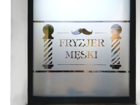 reklama zewnętrzna na szybie lokalu fryzjera mińsk mazowiecki