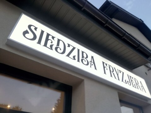 świecący kaseton reklamowy na ścianę budynku | Reklama zewnętrzna lokalu usługowego