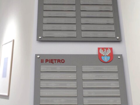 tablice system wymiennej informacji na ścianę urzędu oznakowanie