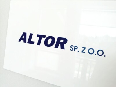 tabliczka firmowa szyld z plexi na ścianie