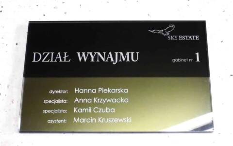 Oznakowania w budynku — tabliczki przydrzwiowe dla Sky Estate w Warszawie