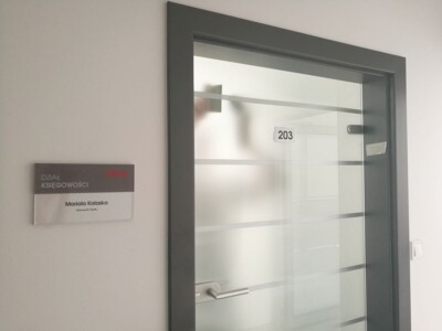 tabliczka przydrzwiowa pleksi biurowa plexi
