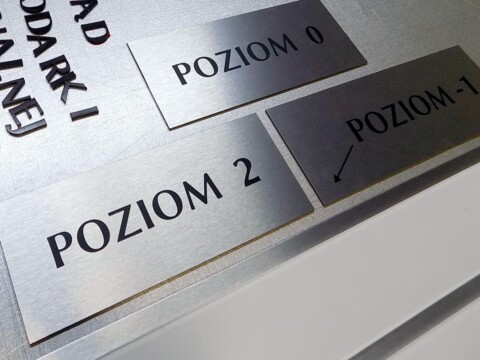 tabliczki kierunkowe na ścianę budynku | Oznakowanie wewnątrz budynku - tablice informacyjne