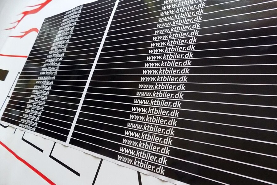 trwałe naklejki samoprzylepne z logo firmy