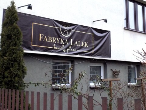 tymczasowy baner reklamowy logo salonu kosmetycznego