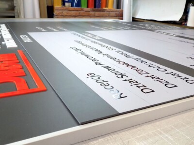 widok tablicy informacyjnej z panelami wymiennymi