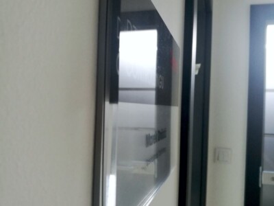 jak wygląda widok tabliczki magnetycznej z pleksi oznakowania przydrzwiowe