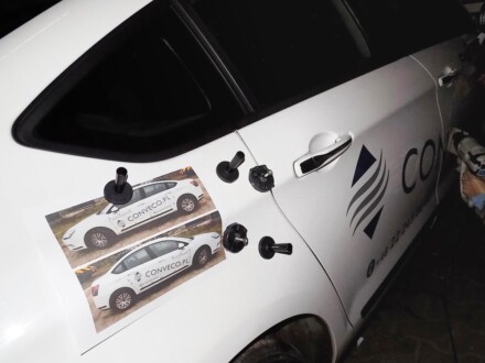 Wyklejenie prostej reklamy na samochodach firmowych. Wyklejanie reklamy na samochód osobowy firmowy