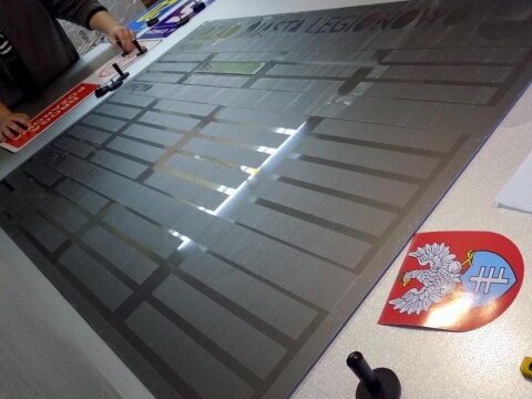 wykonanie tablicy oznakowania do wymiany treści w urzędzie