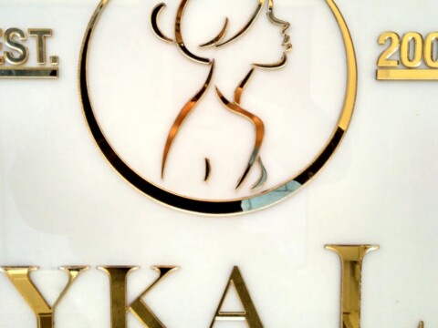 złote logo lustrzane wycięta pleksi złota