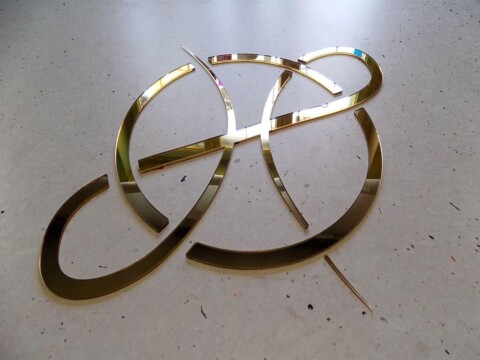 Lustrzane złote logo firmy – reklama i dekoracja na ścianę biura, lokalu, pomieszczenia w budynku.