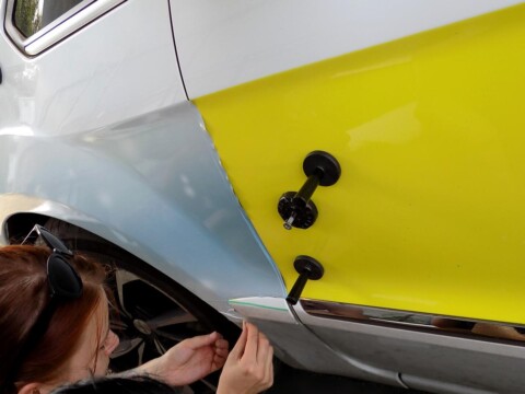 zmiana koloru samochodu reklama folia oklejanie | Oklejenie samochodów grafiką - reklama