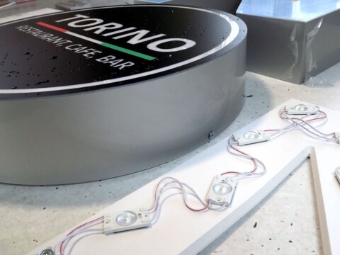 Litery podświetlane modułami LED reklama